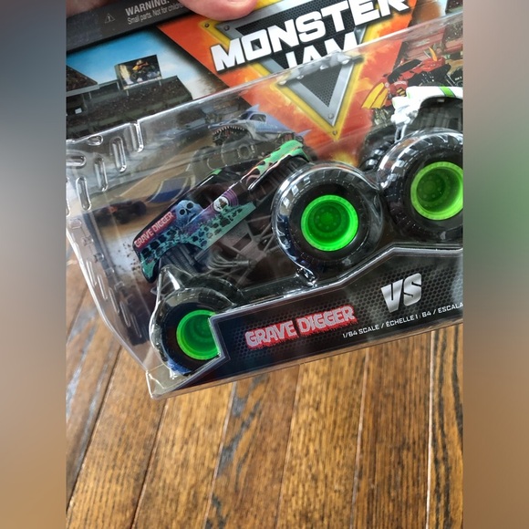 Monster Jam Monster Trucks Grave Digger vs. Avenger - Series 25 - 2-Pack - NEW! - Picture 5 of 6